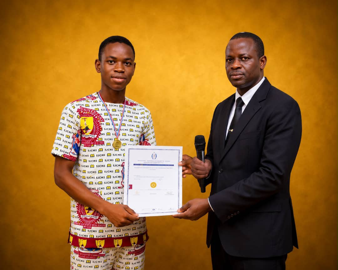 Chidubem Anthony receiving his gold-medal certificate
